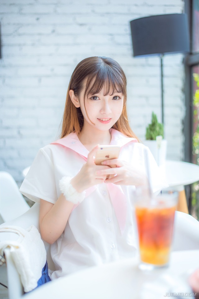 “主公还被囚禁在刺史府中，本是要送往洛阳的，却被那些世家百姓给拦下来，要求处置主公。”管家连忙说道：“老爷，您快想想办法吧。”